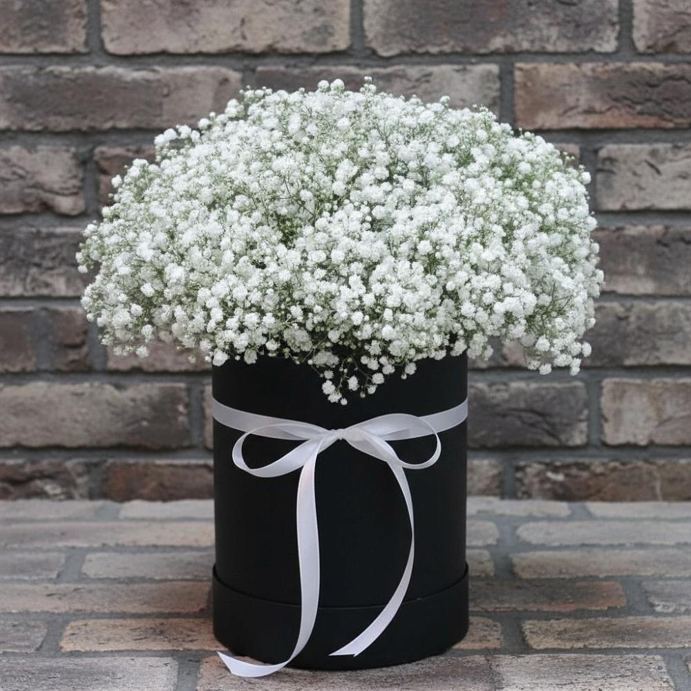 Цветочная композиция из Гипсофила в шляпной коробке в Симферополе