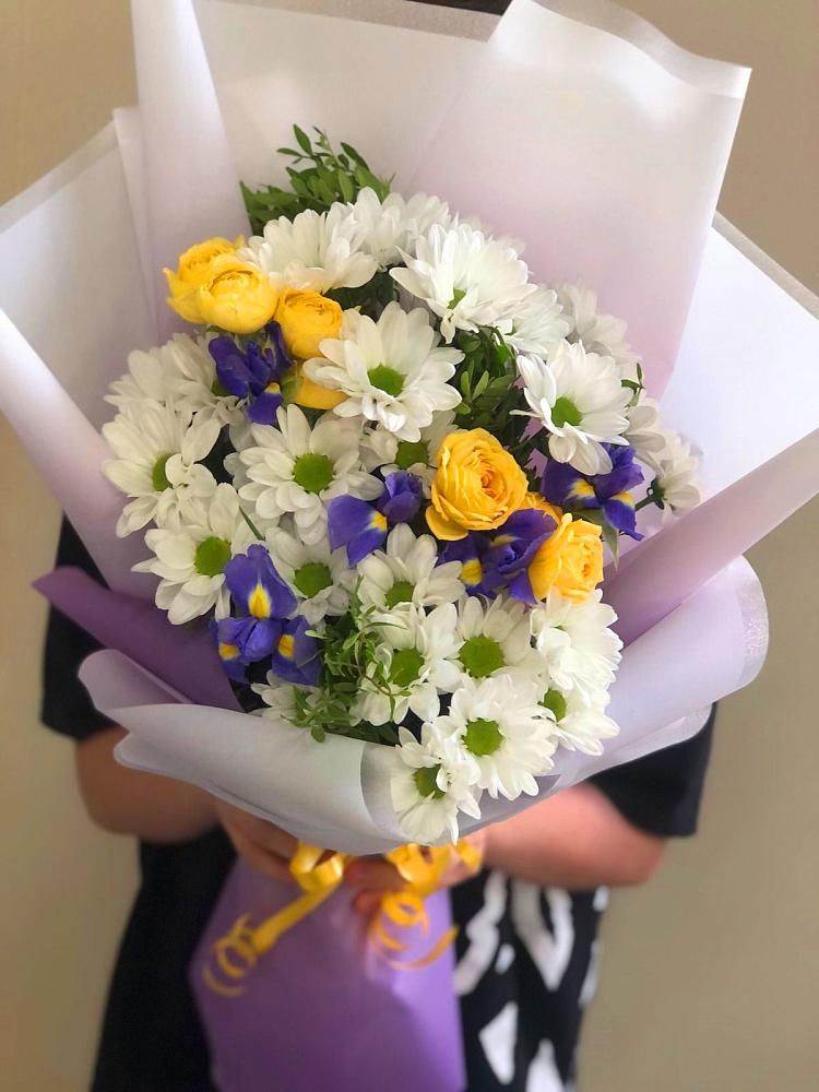 Букет цветов из: Ирисы, Хризантемы и Розы в Симферополе