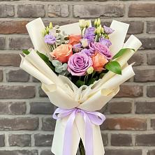 Букет цветов из:  Лизиантусы и Розы в Симферополе