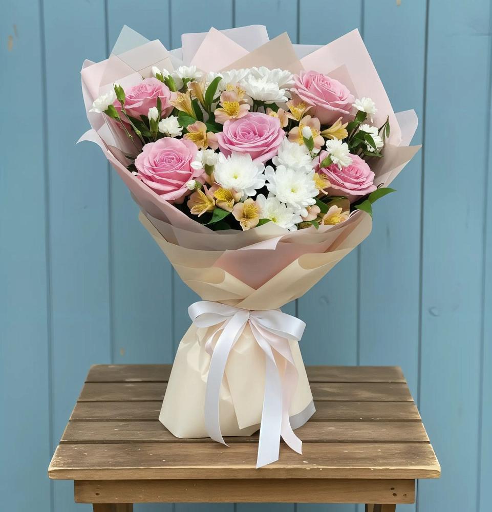 Букет цветов из: Гвоздики, Орхидеи и Розы в Симферополе