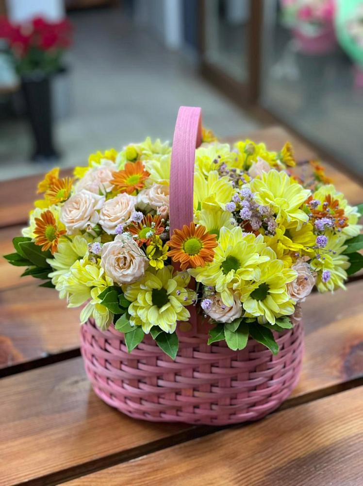 Цветочная композиция из Хризантемы и Розы в корзине в Симферополе