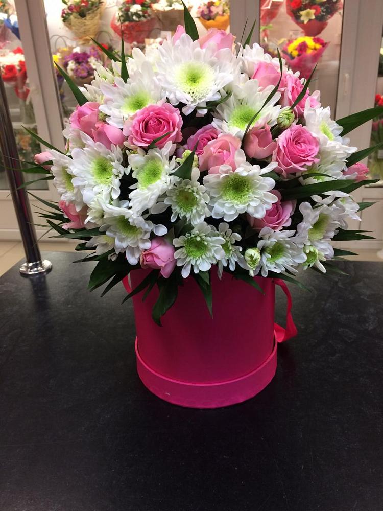 Цветочная композиция из Розы и Хризантемы в шляпной коробке в Симферополе