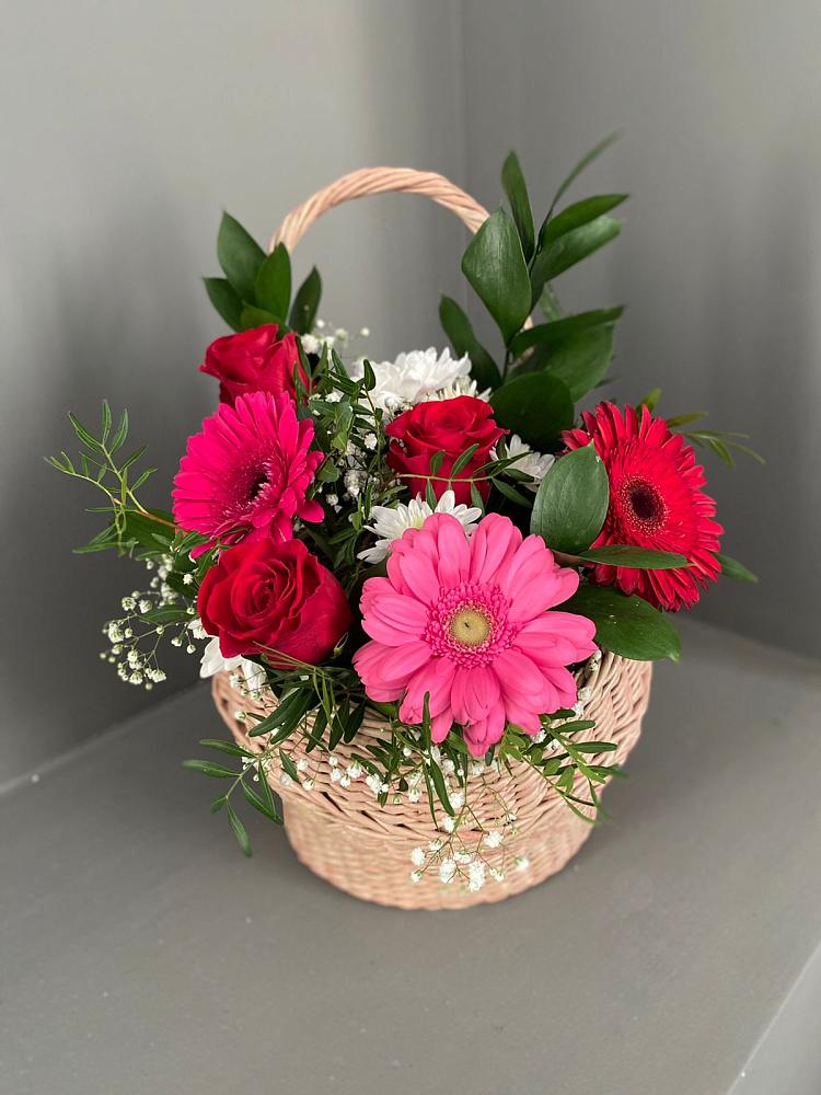 Цветочная композиция из Розы, Хризантемы и Герберы в корзине в Симферополе