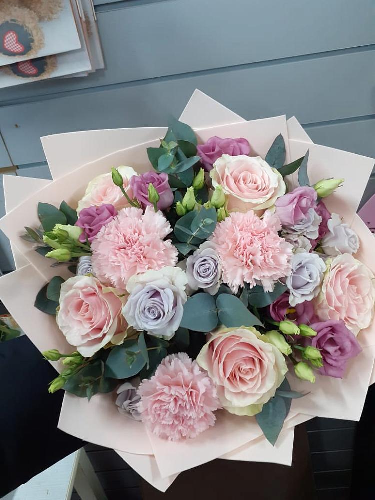 Букет цветов из: Розы, Гвоздики и Лизиантусы в Симферополе