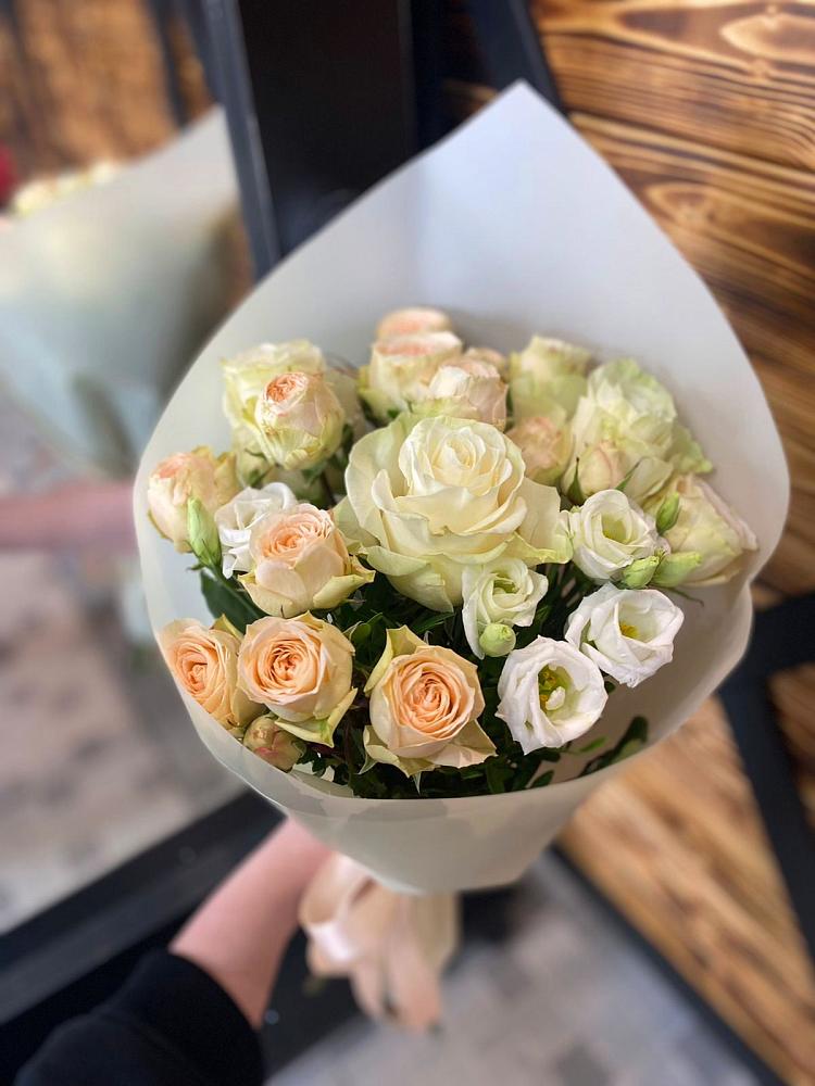 Букет цветов из: Розы и Лизиантусы в Симферополе